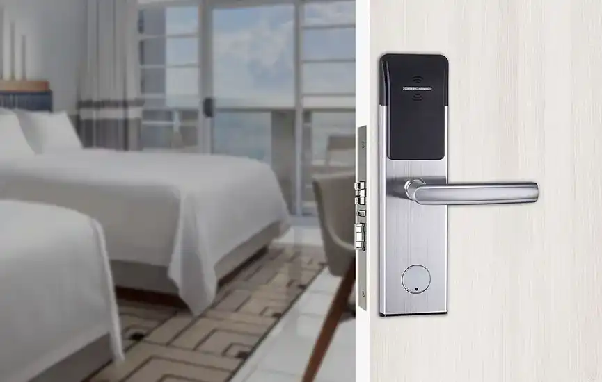 Tamu hotel menggunakan kartu RFID untuk membuka pintu