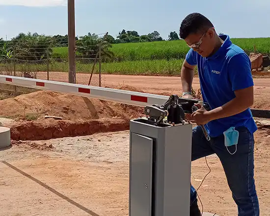 Teknisi sedang pemasangan