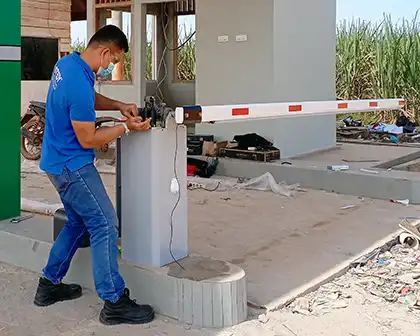 Teknisi sedang pemasangan