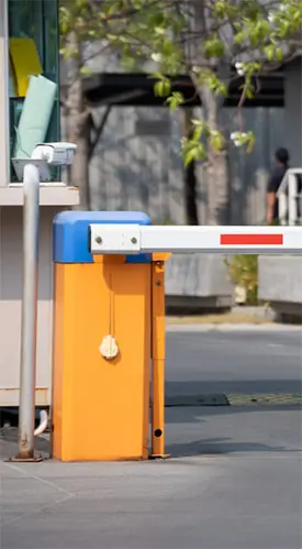 Palang parkir terpasang di jalan
