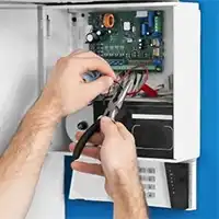 Teknisi melakukan maintenance sistem akses lift di Langkat