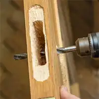 Proses pemasangan kunci pintu digital di Stabat