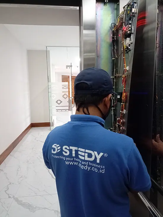 Lift di kantor Gubsu Medan menggunakan lift controller ZKTeco