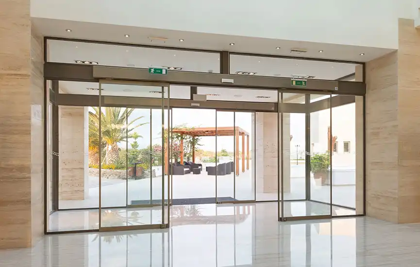 Automatic sliding door dipasang di lobby hotel